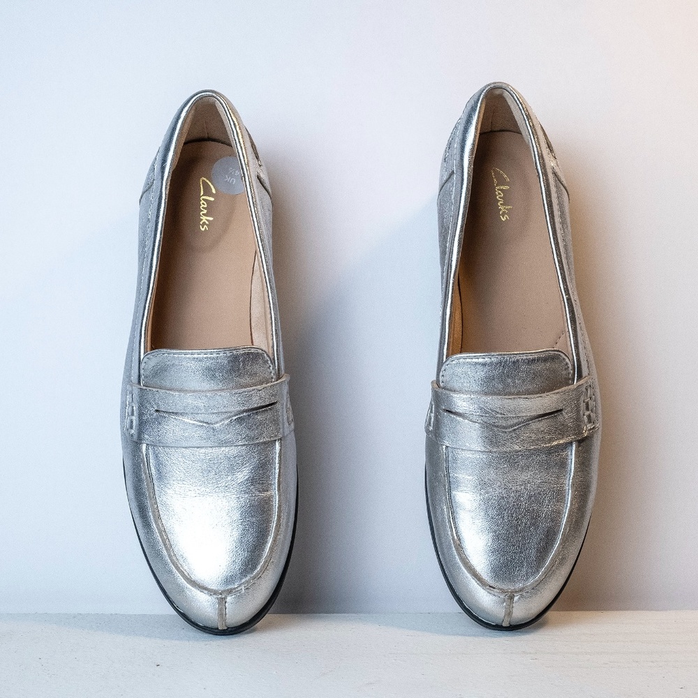 Clarks Classic Silver Loafers Size 7